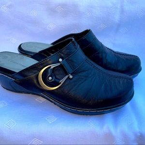 BareTraps Quashed Clogs